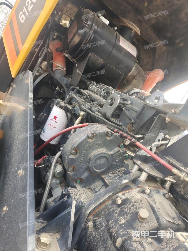 發(fā)動(dòng)機(jī)艙全景（壓路機(jī)發(fā)動(dòng)機(jī)艙）