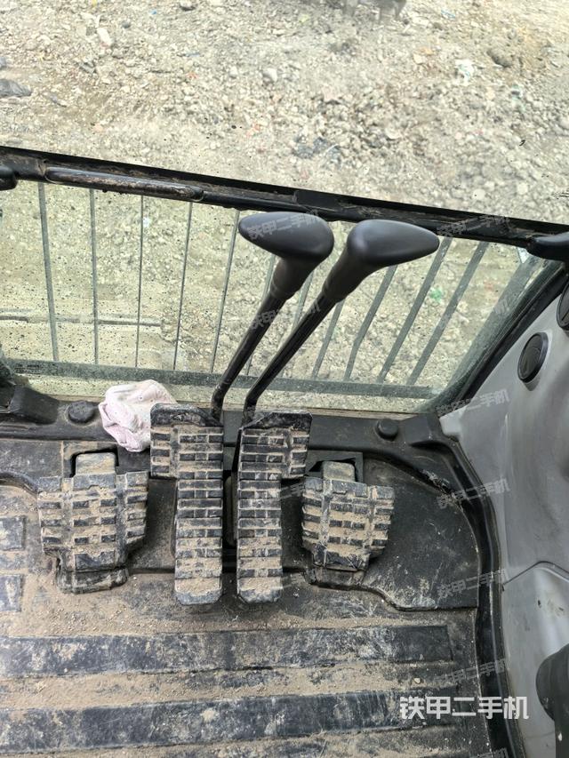 行走控制手柄和踏板?俯拍（駕駛室部分）