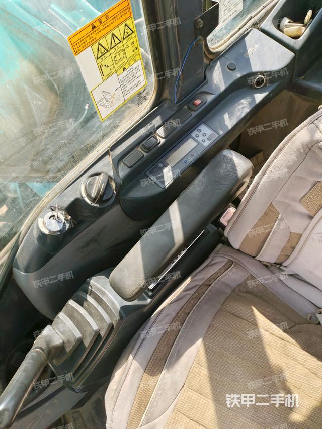 座椅右側(cè)控制臺(tái)/鑰匙門/油門/含右手柄(駕駛室部分) 座椅右側(cè)控制臺(tái)/鑰匙門/油門/含右手柄(駕駛室部分)