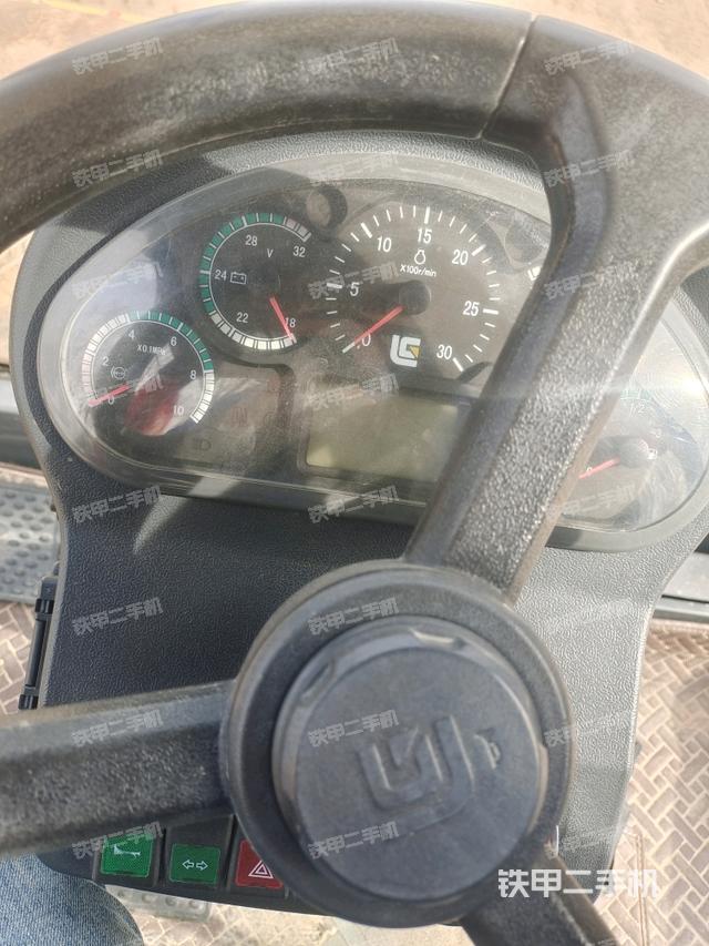 駕駛室內(nèi)座椅、儀表操作手柄全景（壓路機(jī)駕駛室）