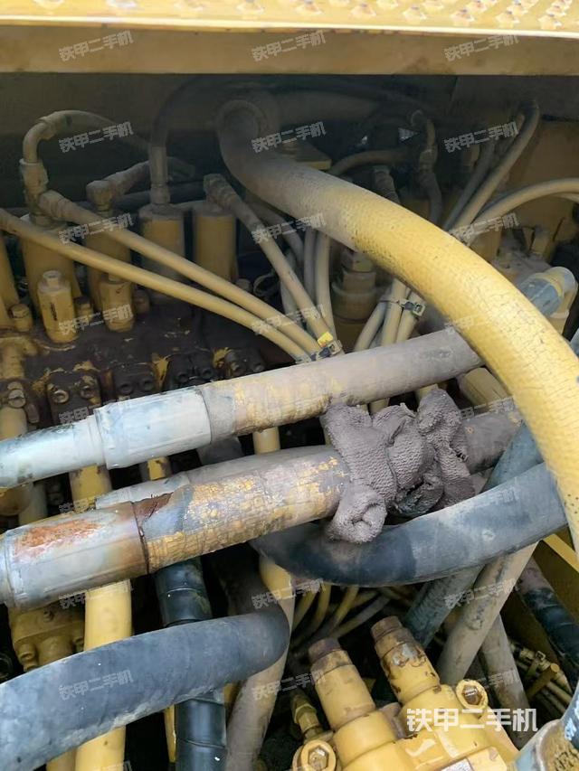 回轉(zhuǎn)馬達(dá)和主控閥(整機(jī)外觀) 回轉(zhuǎn)馬達(dá)和主控閥(整機(jī)外觀)