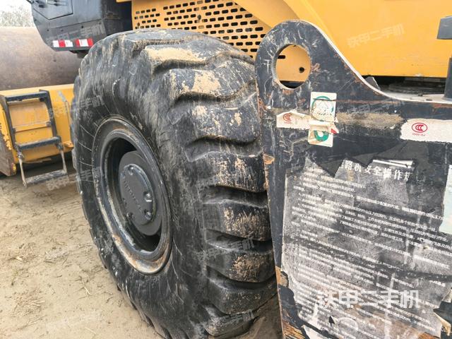 前輪左側(cè)減震塊連接及部件（壓路機(jī)前后車架）