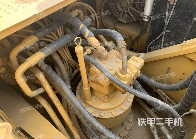 回轉(zhuǎn)馬達(dá)和主控閥(整機(jī)外觀) 回轉(zhuǎn)馬達(dá)和主控閥(整機(jī)外觀)