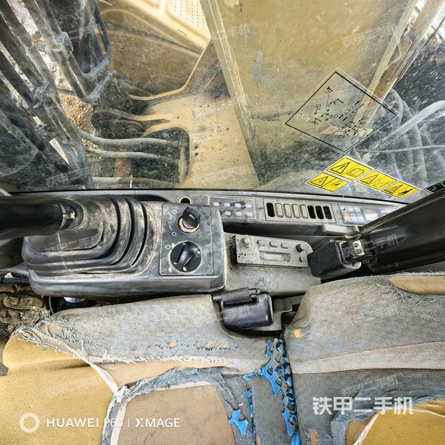 行走控制手柄和踏板?俯拍（駕駛室部分）