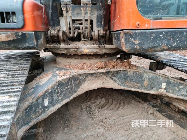轉(zhuǎn)盤和下車架正前(工作和回轉(zhuǎn)裝置) 轉(zhuǎn)盤和下車架正前(工作和回轉(zhuǎn)裝置)