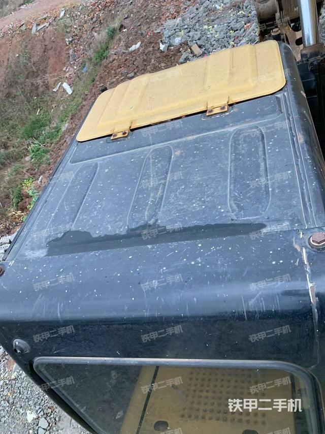 駕駛室頂部(整機(jī)外觀) 駕駛室頂部(整機(jī)外觀)