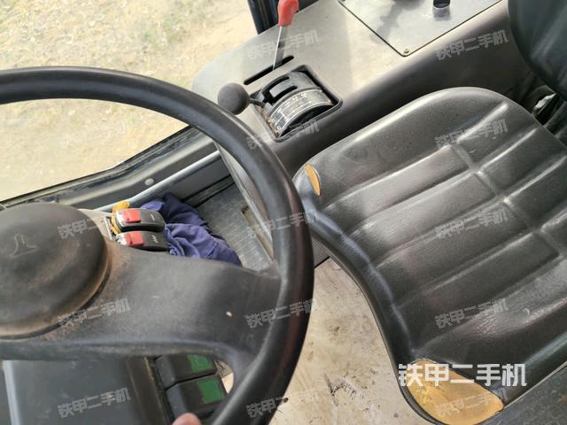 駕駛室內(nèi)座椅、儀表操作手柄全景（壓路機(jī)駕駛室）