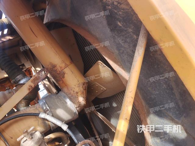 發(fā)動機上部全景（壓路機發(fā)動機艙）