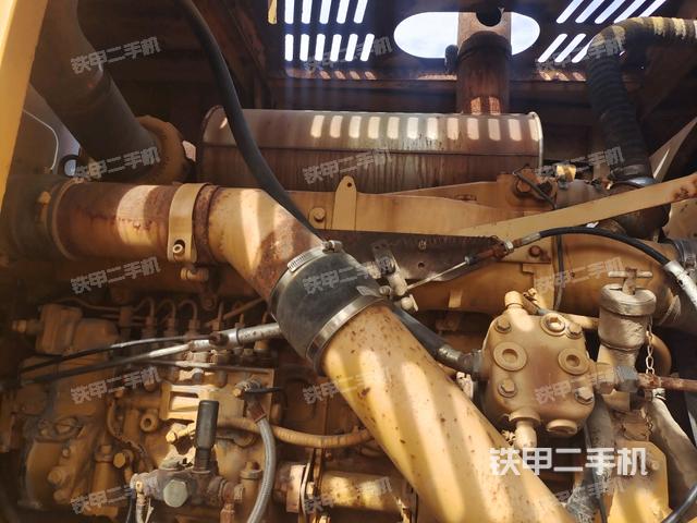 發(fā)動機左側(cè)全景（壓路機發(fā)動機艙）