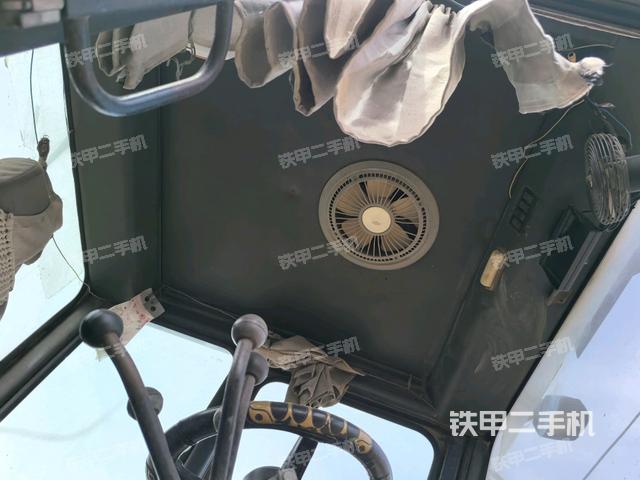駕駛室內(nèi)部(駕駛室/操作室) 駕駛室內(nèi)部(駕駛室/操作室)