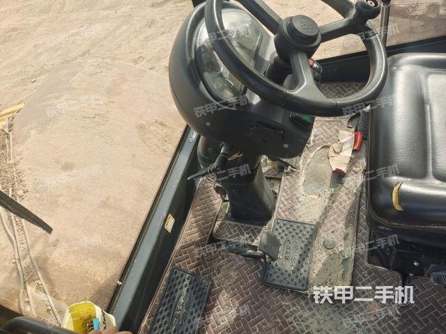 駕駛室側(cè)向上照全景（壓路機(jī)駕駛室）