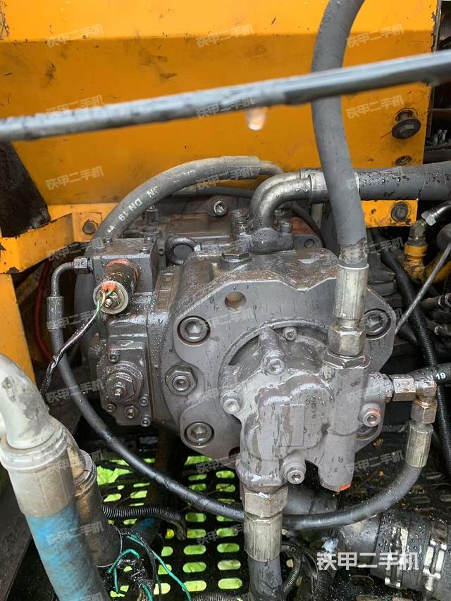 液壓泵艙室正面整體（整機外觀）