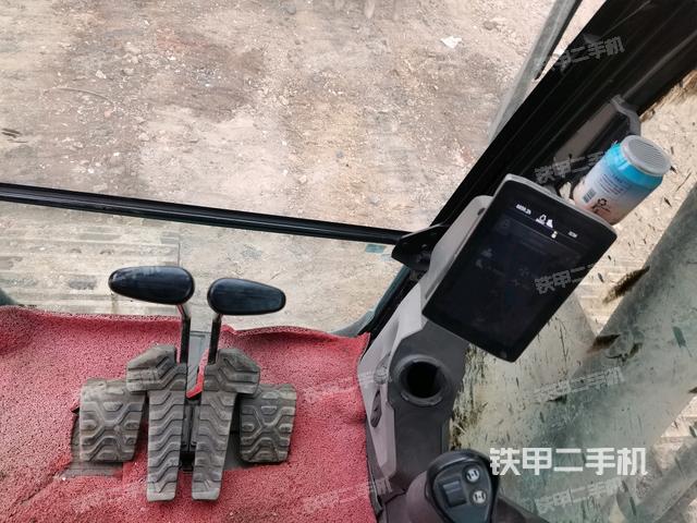 行走控制手柄和踏板?俯拍（駕駛室部分）