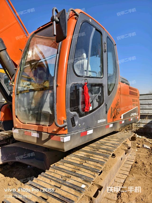 駕駛室整體(整機(jī)外觀) 駕駛室整體(整機(jī)外觀)