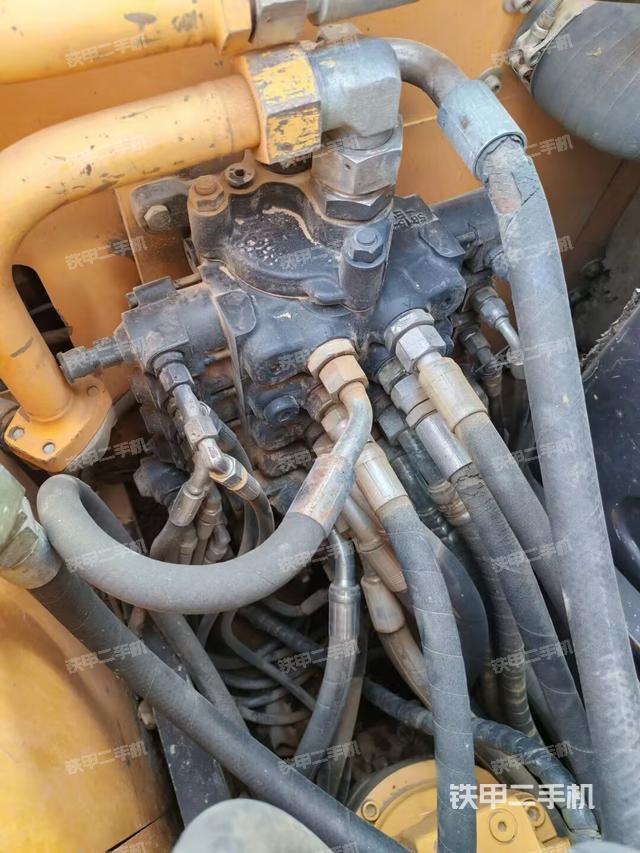 回轉馬達和主控閥(整機外觀) 回轉馬達和主控閥(整機外觀)