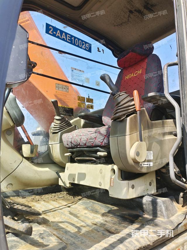 駕駛室左后45度(駕駛室部分) 駕駛室左后45度(駕駛室部分)