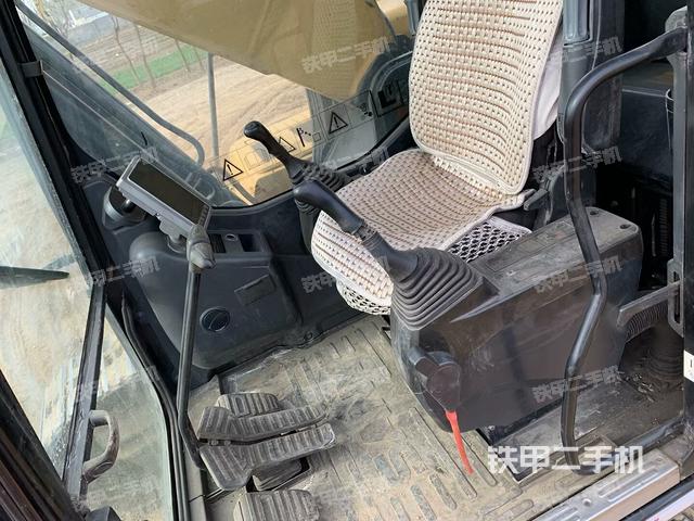 駕駛室整體(整機(jī)外觀) 駕駛室整體(整機(jī)外觀)