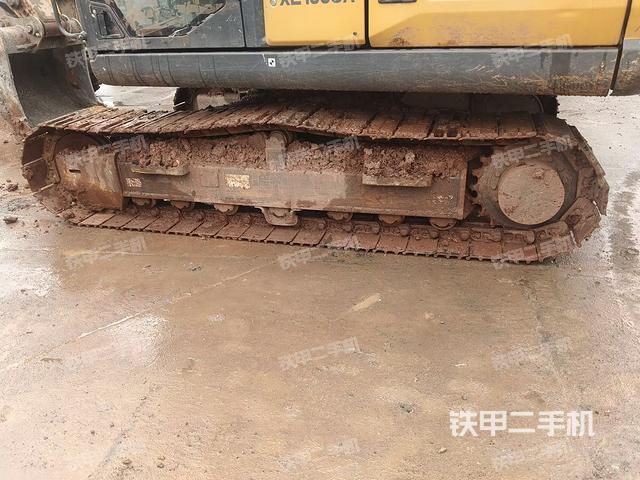單側(cè)履帶整體(整機(jī)外觀) 單側(cè)履帶整體(整機(jī)外觀)
