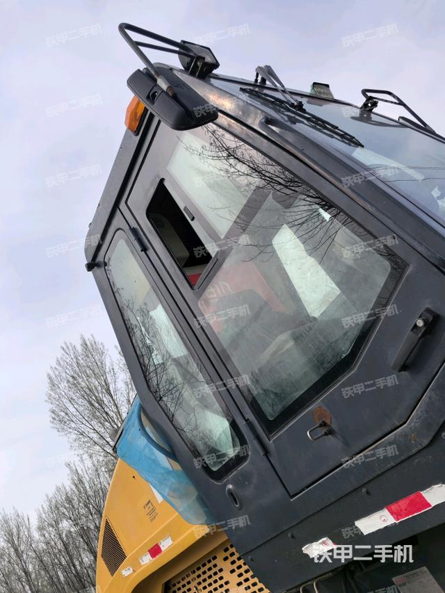 左側(cè)正面照（壓路機(jī)駕駛室）