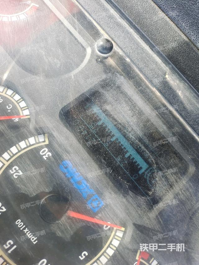 操作臺(tái)全景（壓路機(jī)駕駛室）