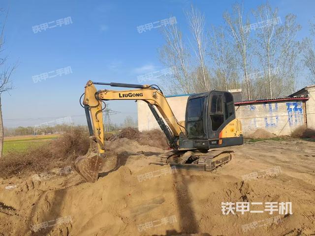 駕駛室整體(整機(jī)外觀) 駕駛室整體(整機(jī)外觀)