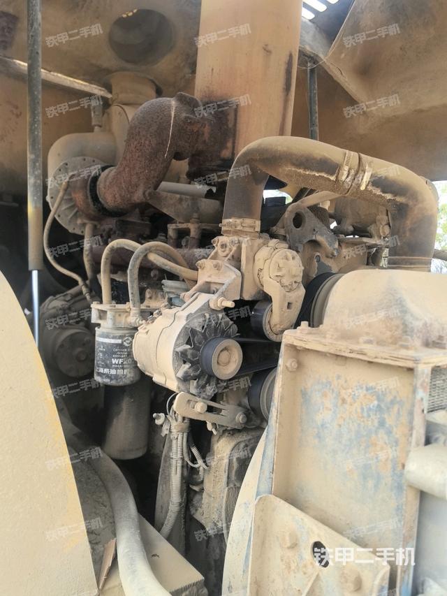 發(fā)動機(jī)右側(cè)全景（壓路機(jī)發(fā)動機(jī)艙）