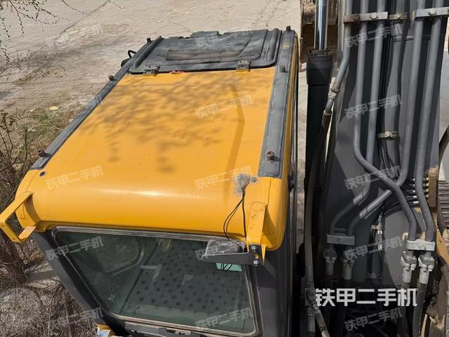 駕駛室頂部(整機(jī)外觀) 駕駛室頂部(整機(jī)外觀)