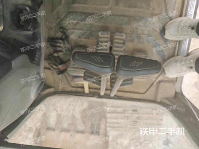 行走控制手柄和踏板?俯拍（駕駛室部分）