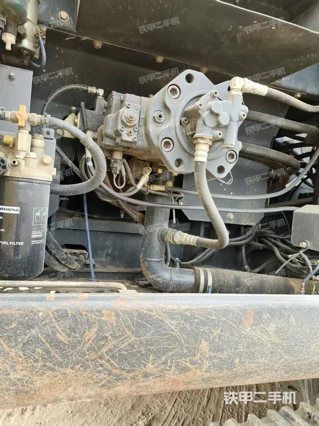 液壓泵艙室正面整體(整機外觀) 液壓泵艙室正面整體(整機外觀)