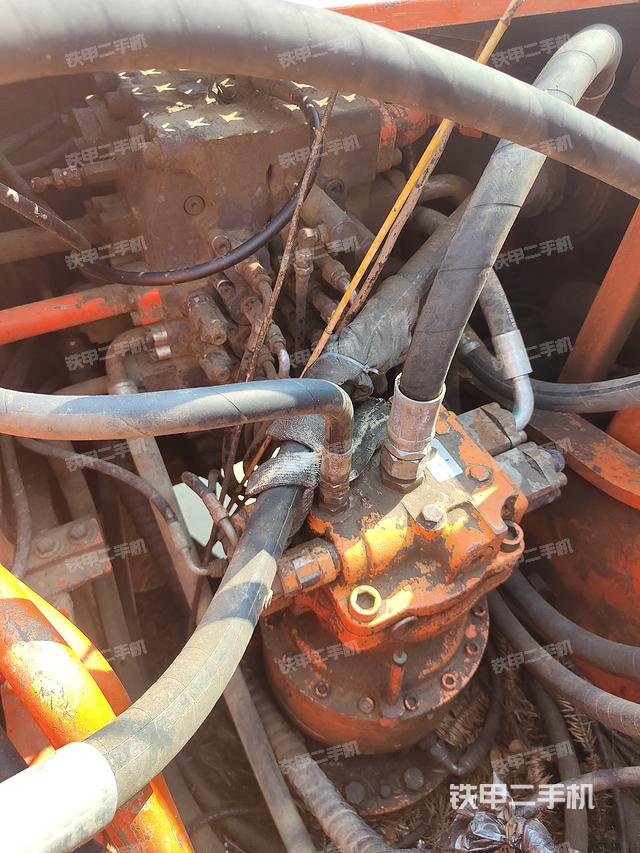 回转马达和主控阀（整机外观）