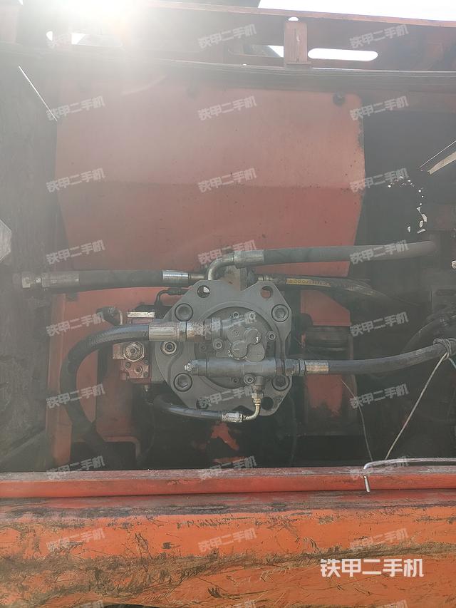 液压泵舱室正面整体（整机外观）