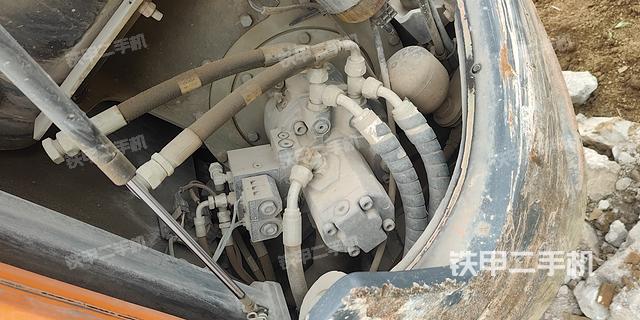 液壓泵艙室正面整體(整機外觀) 液壓泵艙室正面整體(整機外觀)