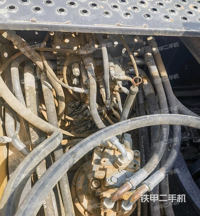 回轉(zhuǎn)馬達(dá)和主控閥（整機(jī)外觀）