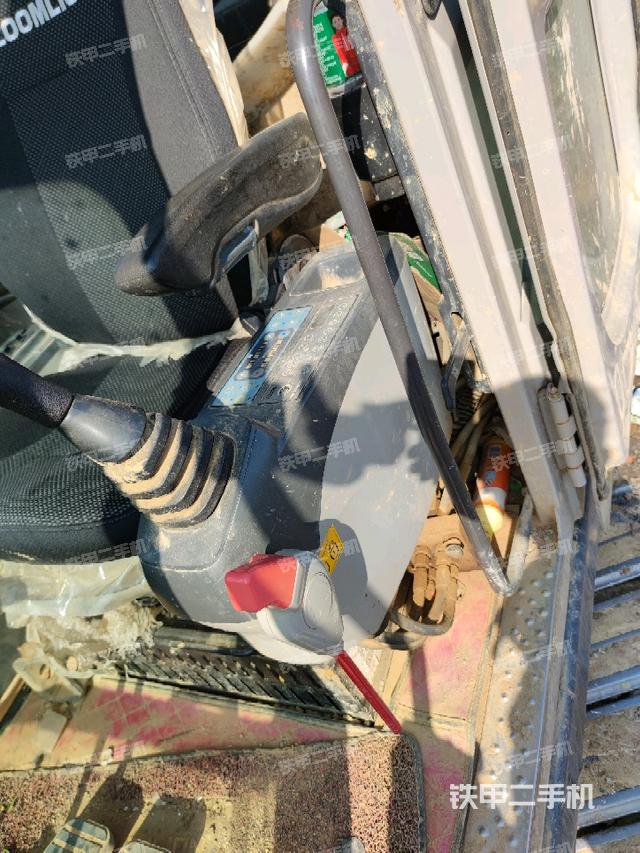 座椅左侧控制台/音响/含左手柄(驾驶室部分) 座椅左侧控制台/音响/含左手柄(驾驶室部分)