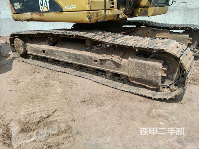 單側(cè)履帶整體(整機(jī)外觀) 單側(cè)履帶整體(整機(jī)外觀)