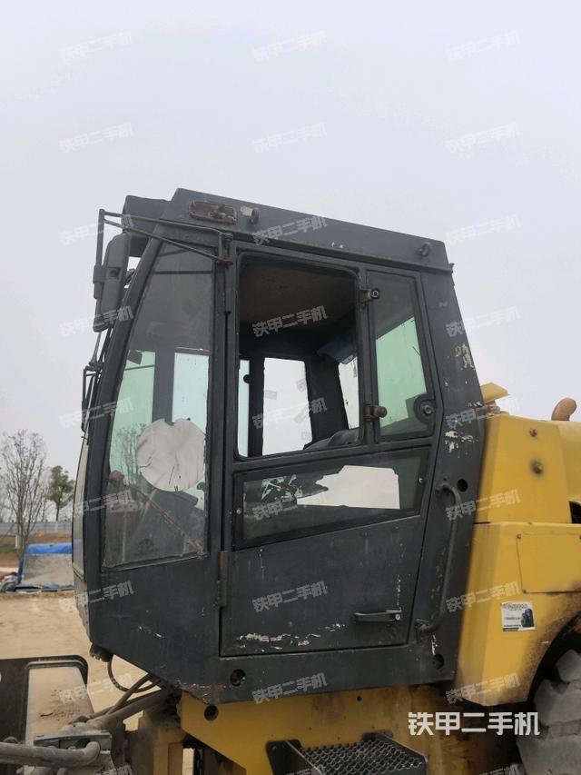 右側(cè)正面照（壓路機(jī)駕駛室）