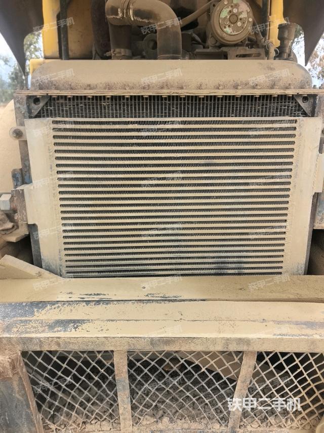 散熱器全景（壓路機(jī)發(fā)動機(jī)艙）