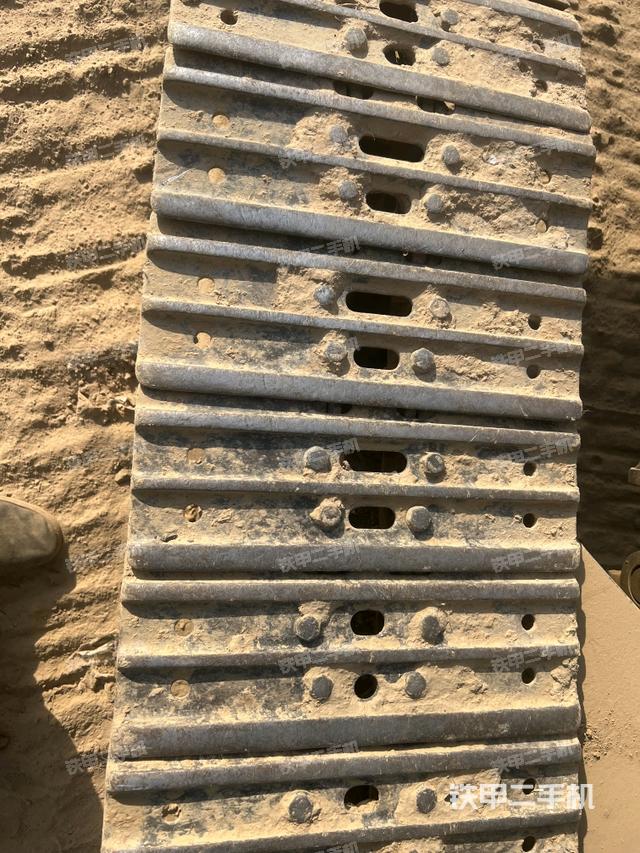 單側(cè)履帶整體(整機外觀) 單側(cè)履帶整體(整機外觀)