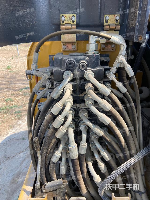 液压泵舱室正面整体（整机外观）