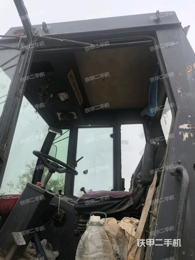 駕駛室頂蓬內(nèi)（壓路機(jī)駕駛室）