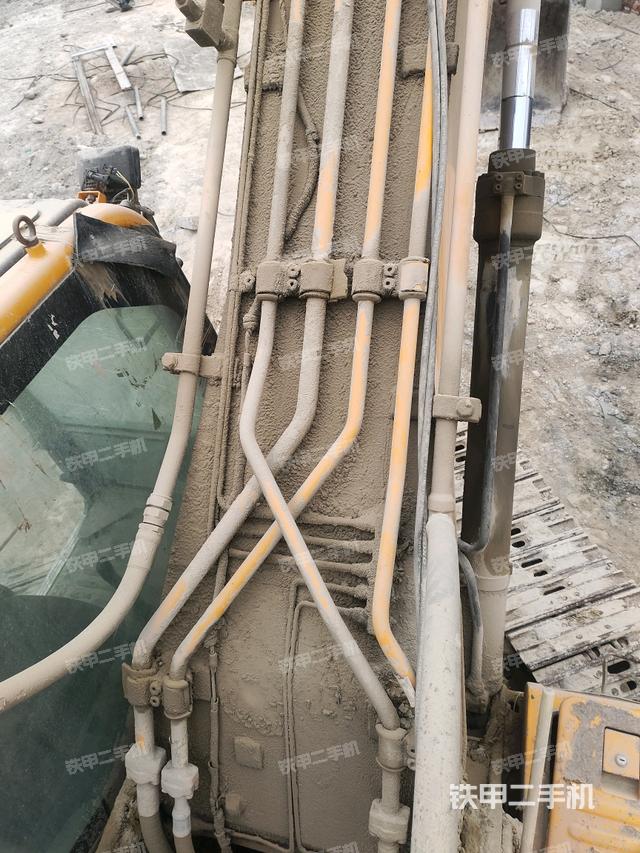 鏟斗右后整體(工作和回轉(zhuǎn)裝置) 鏟斗右后整體(工作和回轉(zhuǎn)裝置)