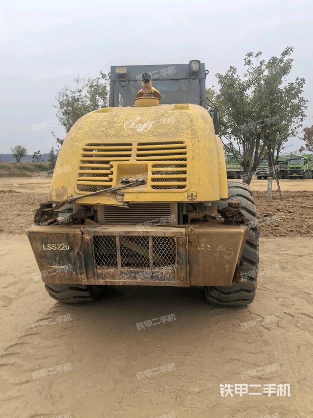 正后側(cè)（壓路機(jī)前后車架）