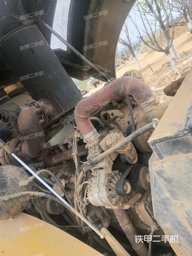 發(fā)動(dòng)機(jī)右側(cè)全景（壓路機(jī)發(fā)動(dòng)機(jī)艙）