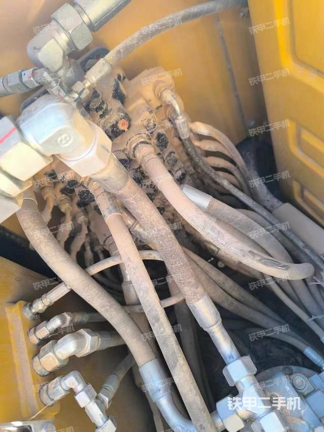 回轉(zhuǎn)馬達和主控閥（整機外觀）