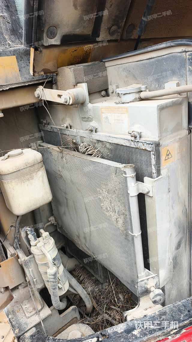 液壓泵艙室正面整體（整機外觀）