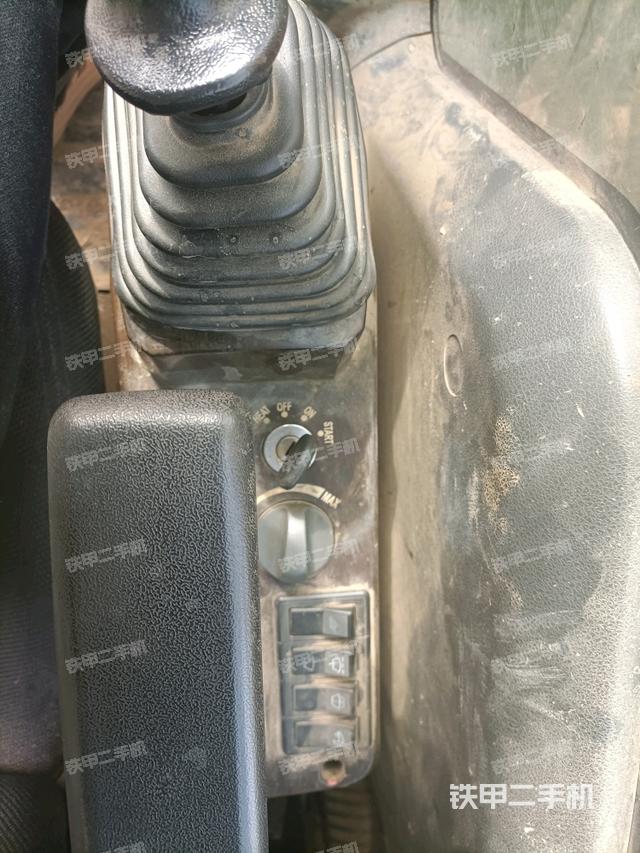 座椅右側(cè)控制臺(tái)/鑰匙門/油門/含右手柄（駕駛室部分）