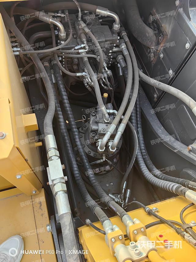 回转马达和主控阀（整机外观）