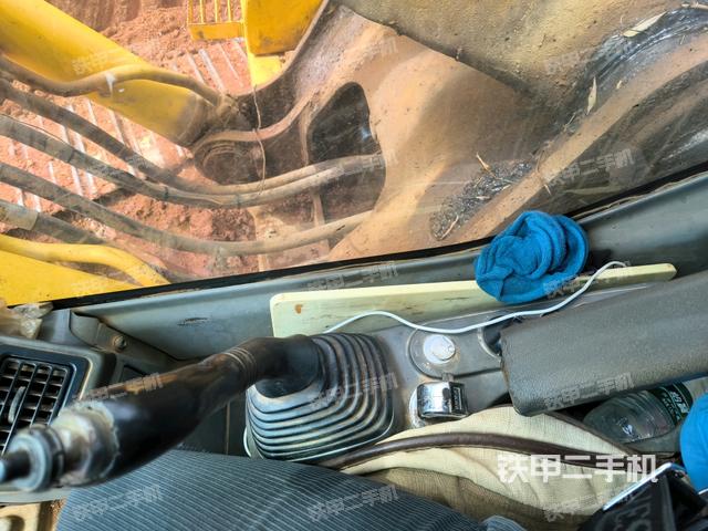 行走控制手柄和踏板 俯拍(驾驶室部分) 行走控制手柄和踏板 俯拍(驾驶室部分)