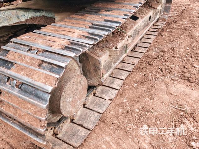 右側(cè)履帶整體(行走機構(gòu)) 右側(cè)履帶整體(行走機構(gòu))