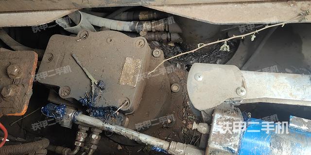 回轉(zhuǎn)馬達和主控閥(整機外觀) 回轉(zhuǎn)馬達和主控閥(整機外觀)